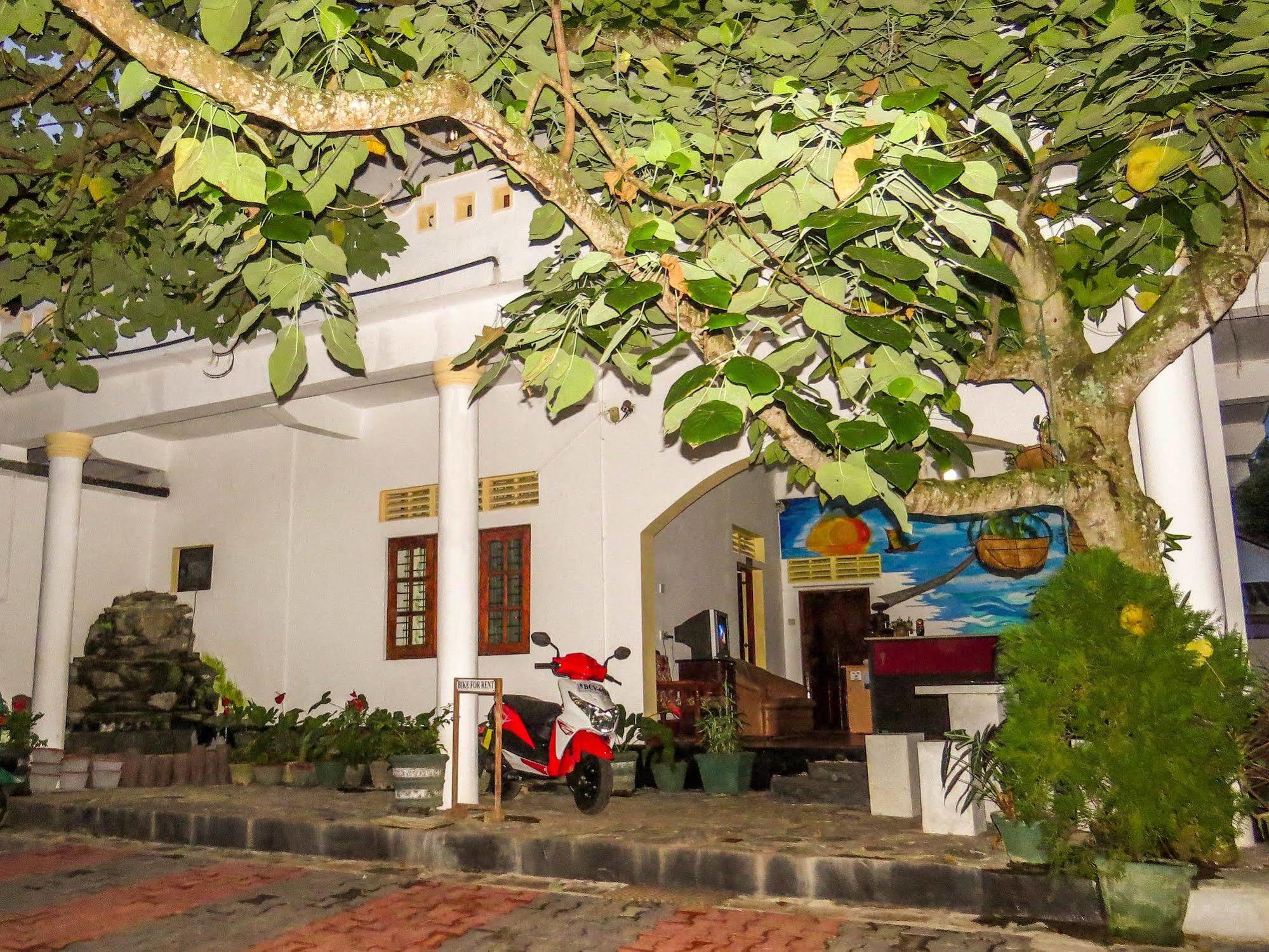 Happy Night Holiday Inn Unawatuna Exterior photo
