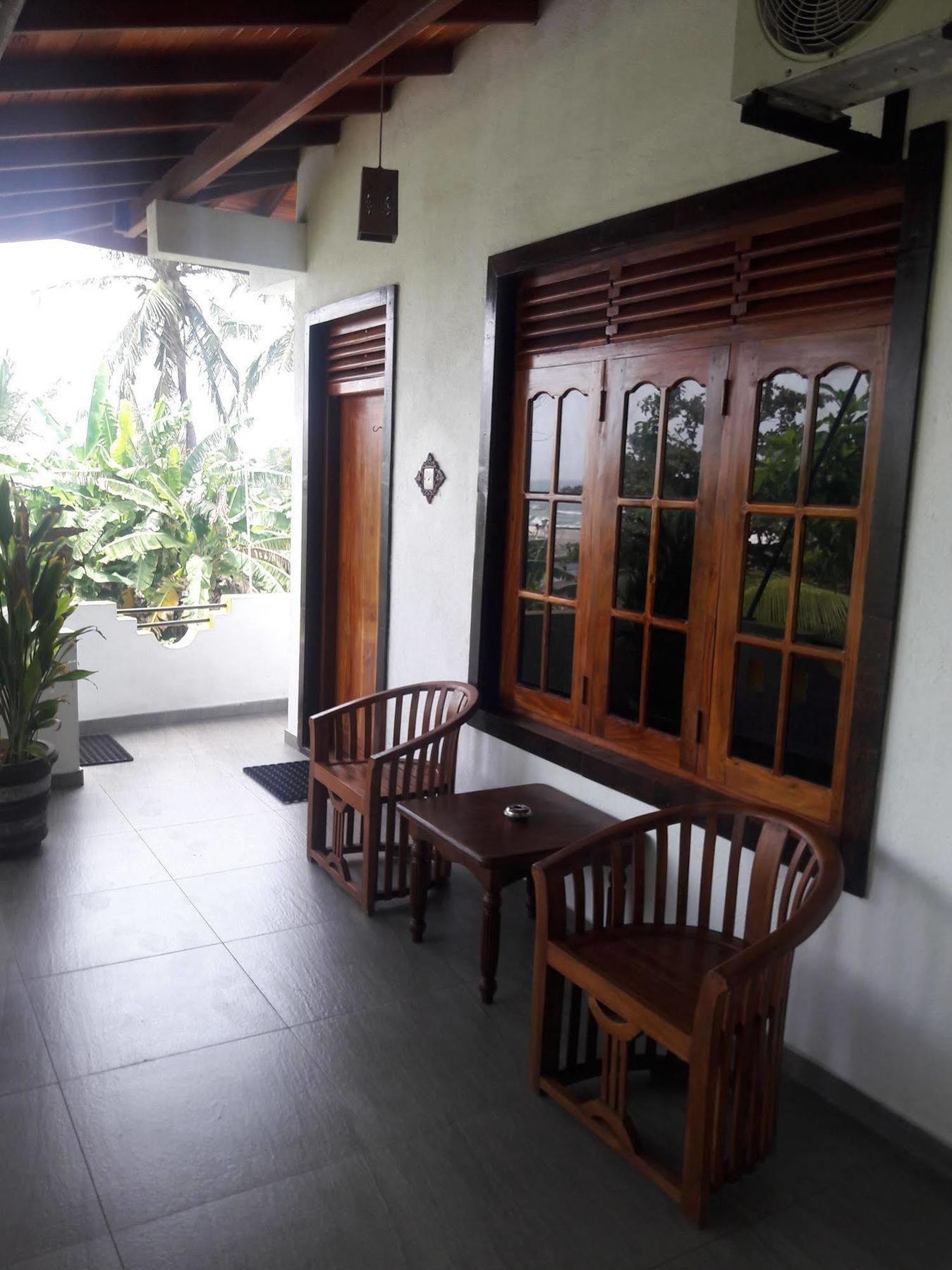 Happy Night Holiday Inn Unawatuna Exterior photo