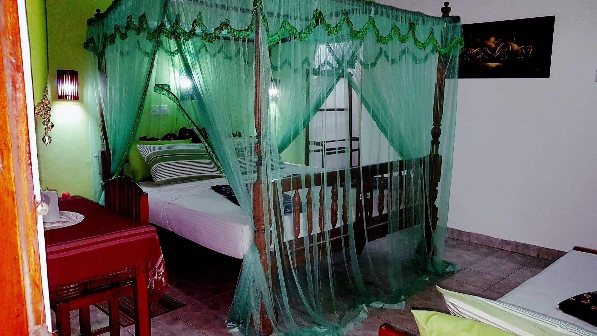 Happy Night Holiday Inn Unawatuna Exterior photo