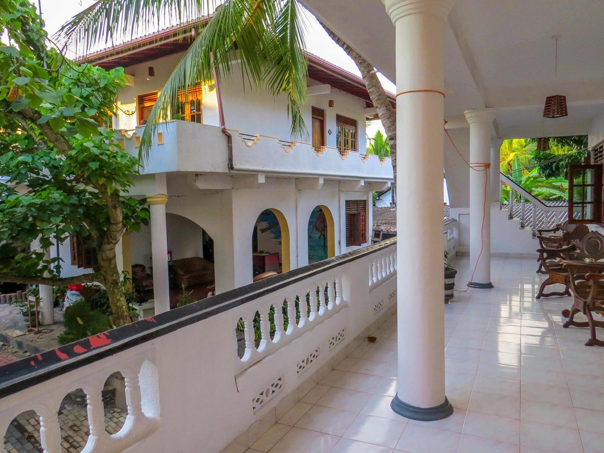 Happy Night Holiday Inn Unawatuna Exterior photo