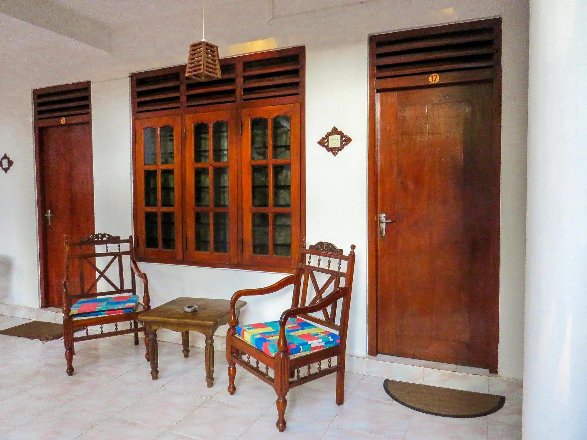 Happy Night Holiday Inn Unawatuna Exterior photo