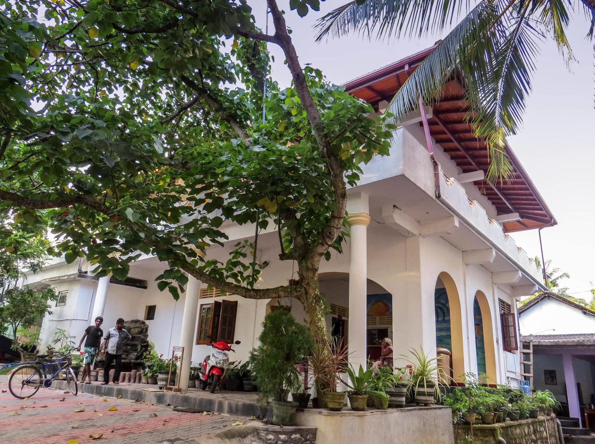 Happy Night Holiday Inn Unawatuna Exterior photo