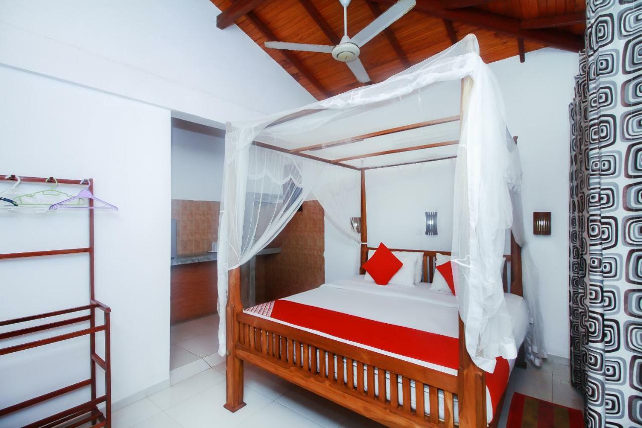 Happy Night Holiday Inn Unawatuna Exterior photo
