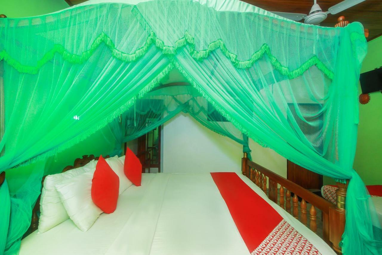 Happy Night Holiday Inn Unawatuna Exterior photo