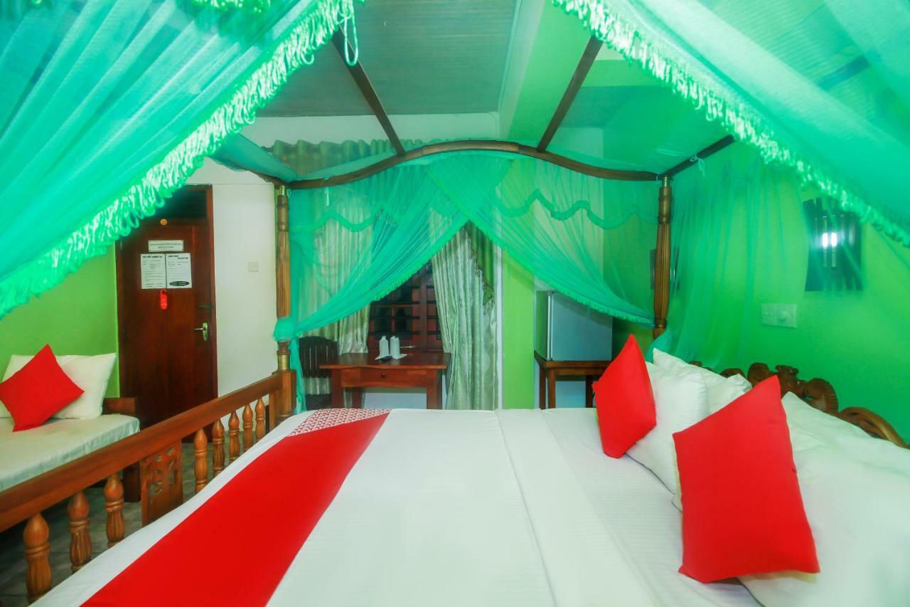 Happy Night Holiday Inn Unawatuna Exterior photo