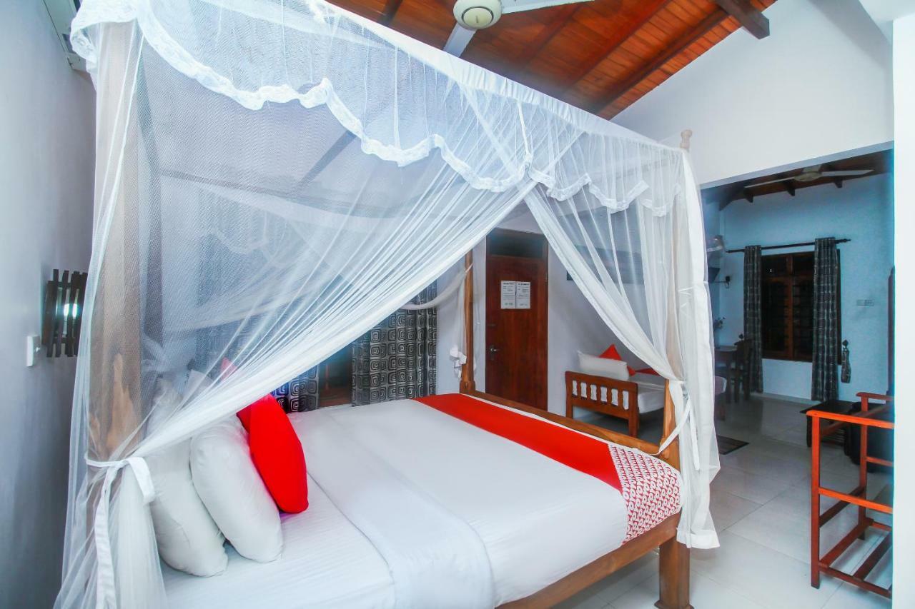 Happy Night Holiday Inn Unawatuna Exterior photo