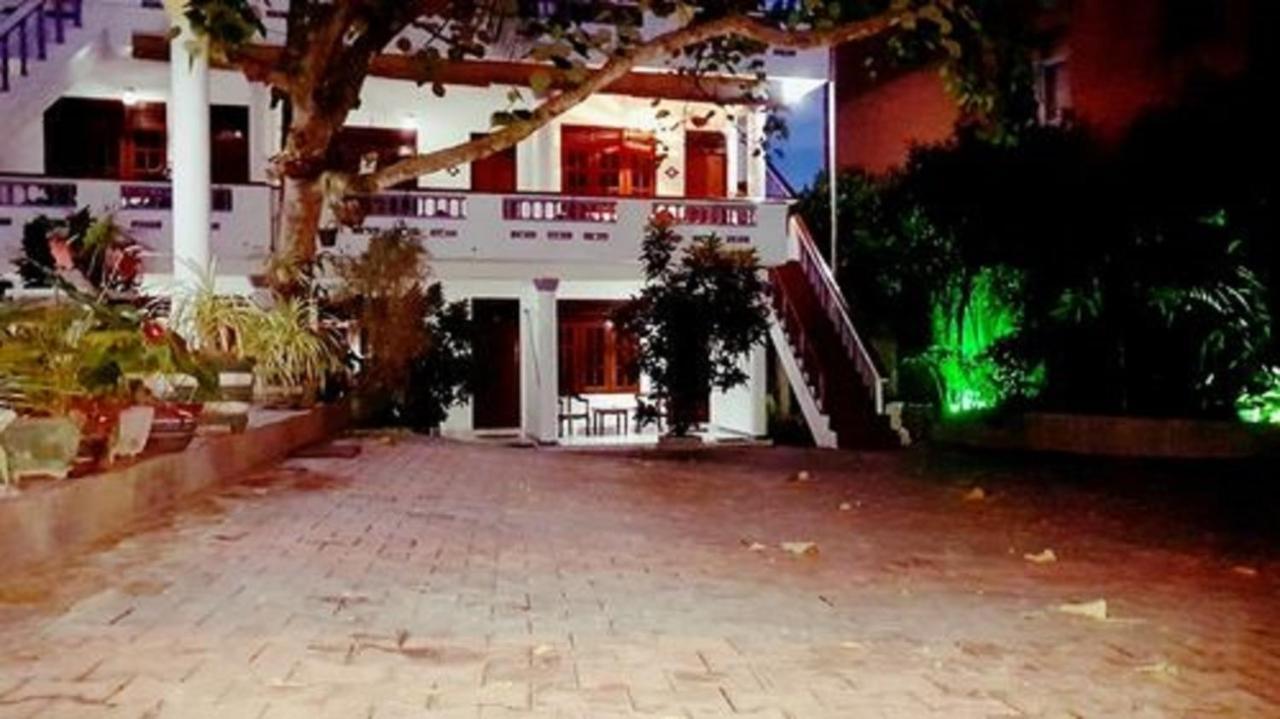 Happy Night Holiday Inn Unawatuna Exterior photo